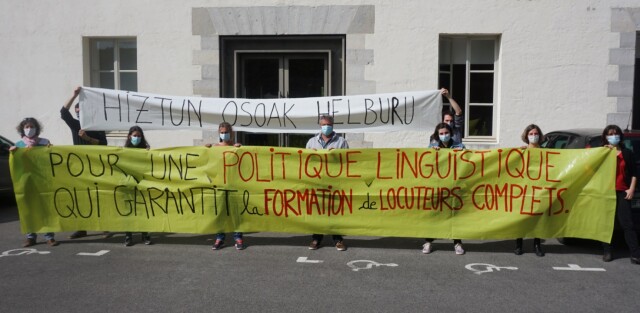 des enseignants de l'association se sont rassemblés cet après-midi pour demander le déblocage des postes fléchés votés par les conseils d'administration du collège La citadelle à Saint-Jean-Pied-de-port (poste fléché en physique chimie bloqué), et du collège Endarra à Anglet (poste d'EPS). Dans les deux cas des personnes compétentes sont présentes dans l'académie. C'est la première fois que le rectorat bloque des demandes de fléchage de poste,et cela revient au blocage de deux postes sur 3 votés en CA.  