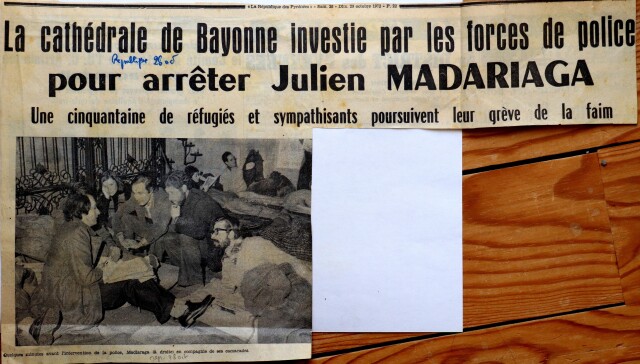 En grève de la faim à la cathédrale de Bayonne en octobre 1972, Iulen Madariaga allongé  à droite, converse avec un journaliste. Au milieu, Koko Abeberry.