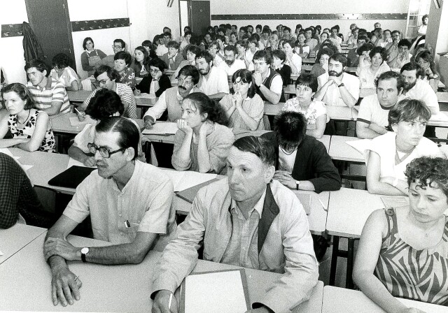 Udako Euskal Unibertsitatean (UEU), Uztaritzen, 1985ean, Julen Madariaga, ondoan Erramun Bachoc.
