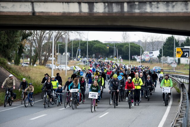 A l appel de Bizi, 433 cyclistes roulent pendant 2 heures sur le boulevard du BAB interdit au vélo. 