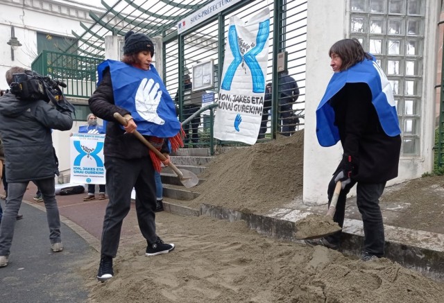 Abenduak 16, EKIMENA Baionako suprefetura aitzinean, frantses estatuaren inertzia salatzeko. Hondarra botatu dute Bakegileek galdu den denbora salatzeko ! Prest diren guziak deituak dira dinamika determinatu horretan, desobedientzia zibileko ekimenetatik ere iraganen den dinamika horretan, parte hartzera! Ainitz izan gaitezen urtarrilaren 8an Baionako karriketan, egun hortan parada izanen da parte hartu nahi dutenentzat izena emaitea.