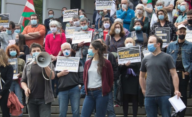 Le 10 avril 2021, EHBAI lançait la campagne « Urgence Logement » en appelant à une manifestation co-organisée.