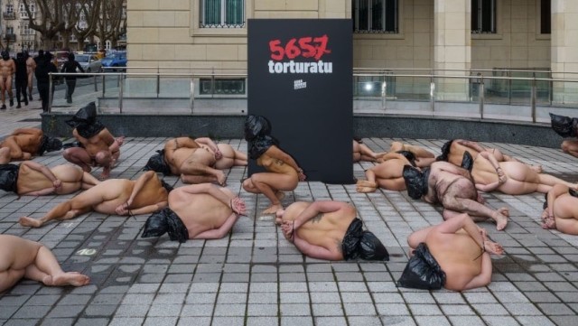La manifestation symbolique de 30 jeunes abertzale à Gasteiz, devant le siège du gouvernement espagnol