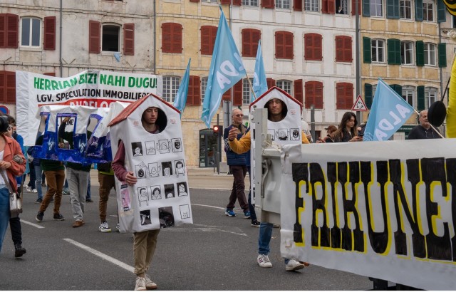 Manif du Premier Mai 2022, partie du cortège d'Alda et de Bizi! dénonçant le délogement des jeunes et des classes populaires par la spéculation immobilière et le projet de LGV. 