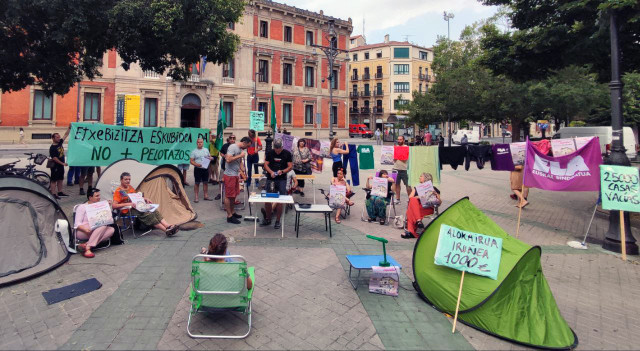 Ekainaren 20an, Iruñeko Sarasate pasealekuko ELA Sindikatuaren ekintza, etxebizitza “oinarrizko eskubide” izan dadila eta ez “negozioa” aldarrikatzeko, Nafarroan 25 000 etxe hutsik direlarik urtero 350 etxegabetze baino gehiago egiten direla salatuz.