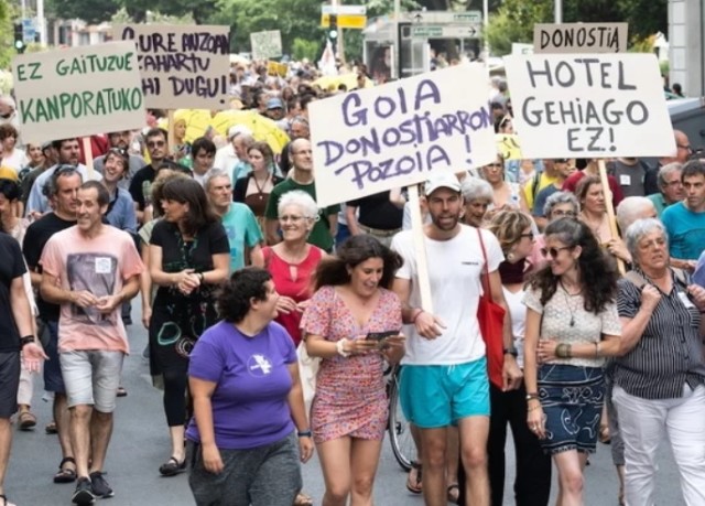 En juin à Donostia, manifestation contre les excès du développement urbain marqué par le tourisme.