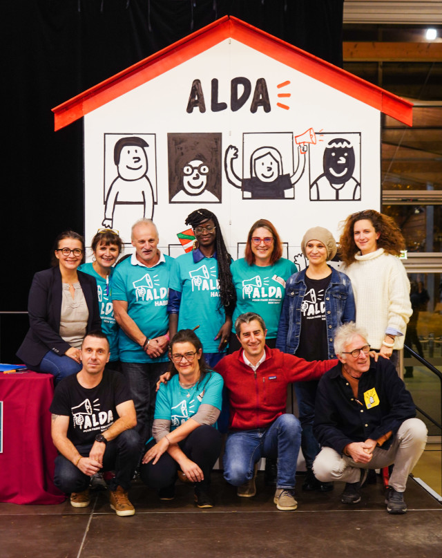 Quelques candidats Alda pour les élections HLM en compagnie des intervenants lors de la conférence Urgence Logement du 21 novembre 2022 à Bayonne.