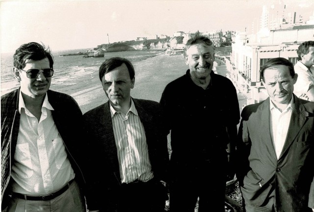 Le député européen Max Simeoni, le leader des Verts Antoine Weachter et Ramuntxo Camblong, aux côtés de Jakes Abeberry en juin 1989 pour le soutenir dans sa lutte contre la bétonisation du littoral biarrot.
