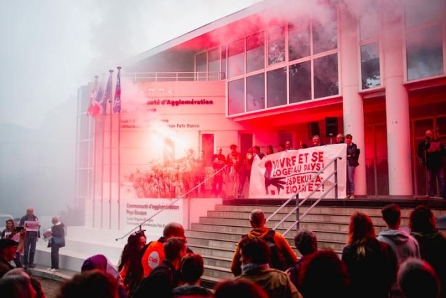 8 juin 2022, rassemblement Herrian bizi devant la CAPB