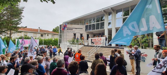 8 juin 2022, rassemblement Herrian bizi devant la CAPB.