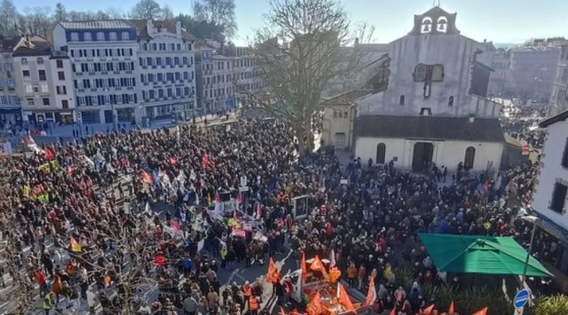 Erretreten kontrako manifestaldiaren hasiera, Baionan, 2023ko otsailaren 11n. 