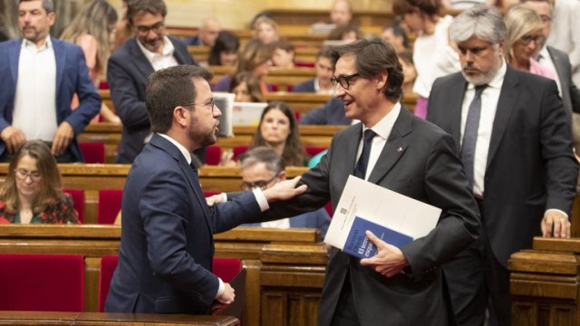 Pere Aragonès (ERC) et Salvador Illa  (PSOE) à la veille de conclure un accord sur le budget catalan.