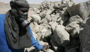 Un employé de la mine d'uranium à ciel ouvert exploitée par Areva dans le désert de l'Aïr au Niger.