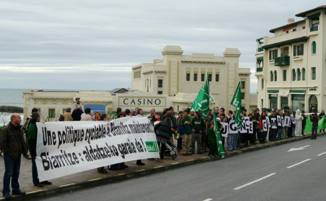 Bizi! devant la mairie de Biarritz en 2011 pour demander la mise en place d'alternatives au "tout voiture"