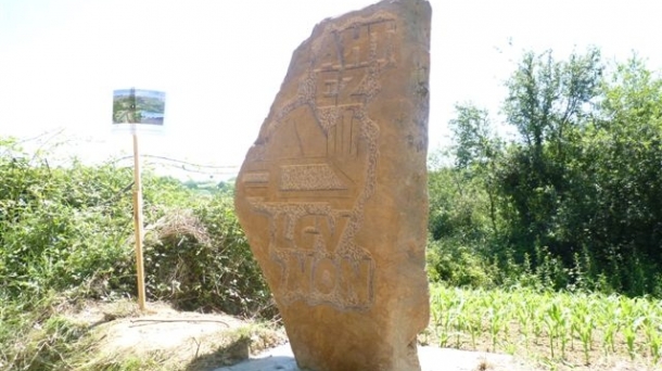 Stèle d’une tonne posée en 2012 à St-Pée-sur-Nivelle sur le tracé de la LGV. "Symbole de la résistance anti-LGV, le 23 juin 2013 nous reprêterons serment de s’opposer de toutes nos forces à ce projet." (Victor Pachon, CADE)