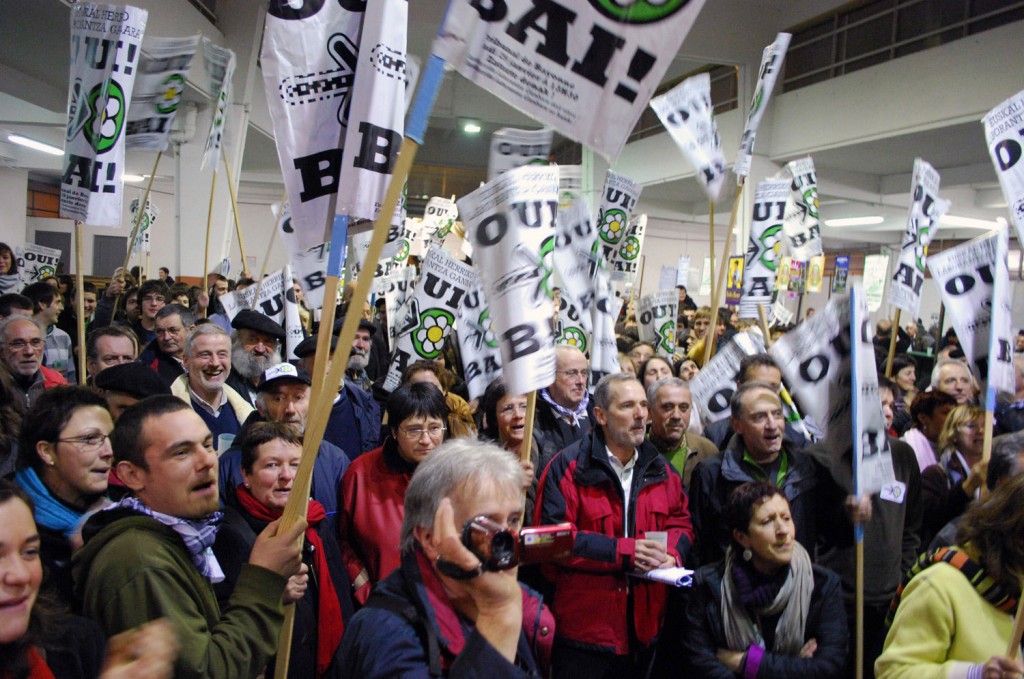 Mobilisation et fête populaire pour déféndre EHLG, une des nombreuses "armes de construction massives” crées en Iparralde pour amorcer le “changement ici et maintenant".