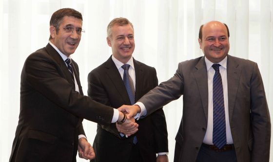 Le 'lehendakari', Iñigo Urkullu (au centre), et les dirigeants du PNV, Andoni Ortuzar (à droite), et du PSE, Patxi López, après la signature de l'accord entre les deux partis. 