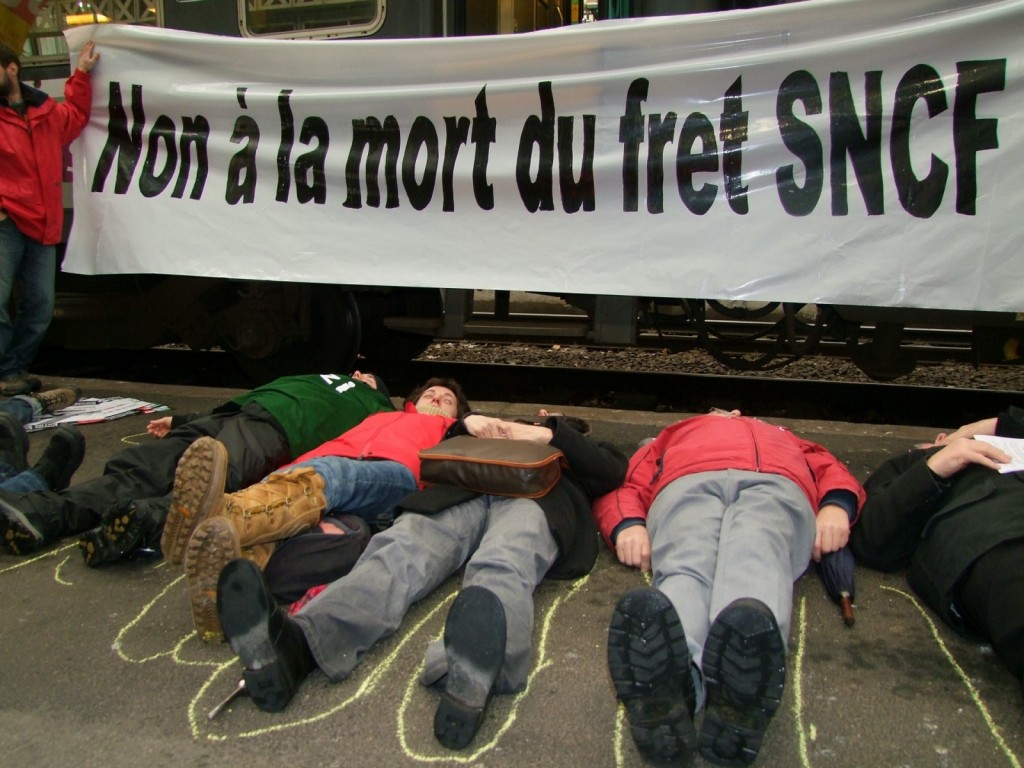 Mobilisation du 7 février 2010: la CGT, le mouvement altermondialiste Bizi ! et le CADE protestant contre la mort du Wagon isolé et le démantèlement d’une partie importante du Fret ferroviaire.