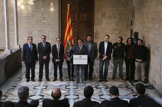 Le président du gouvernement Catalan Artur Mas annonçant la date du référendum (9/11/2014) et la question.De gauche à droite : Francesc Homs (CDC), Antoni Espalader (UDC), Jordi Turull (ca) (CDC), Joana Ortega (ca) (UDC), Artur Mas, Oriol Junqueras (ERC), Joan Herrera (ICV), David Fernàndez (ca) (CUP), Marta Rovira (ERC), Joan Mena (EUiA)