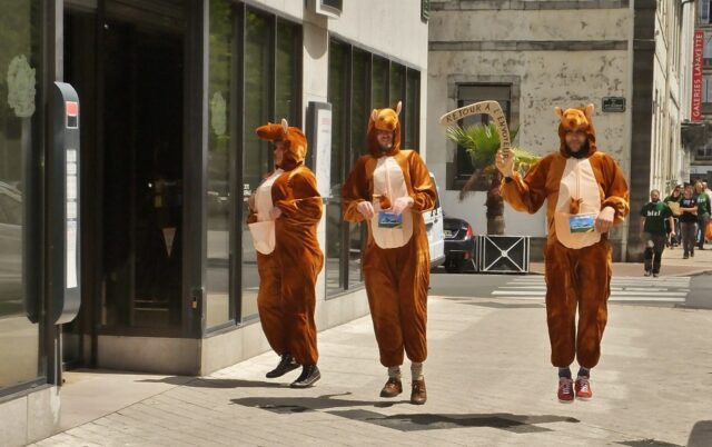 Les 3 kangourous arrivent devant la Soci+®t+® G+®n+®rale avec leur boomerang
