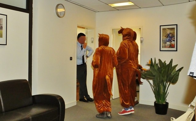 Les 3 kangourous parlent avec le directeur r+®gional qui accepte de les recevoir dans leur bureau