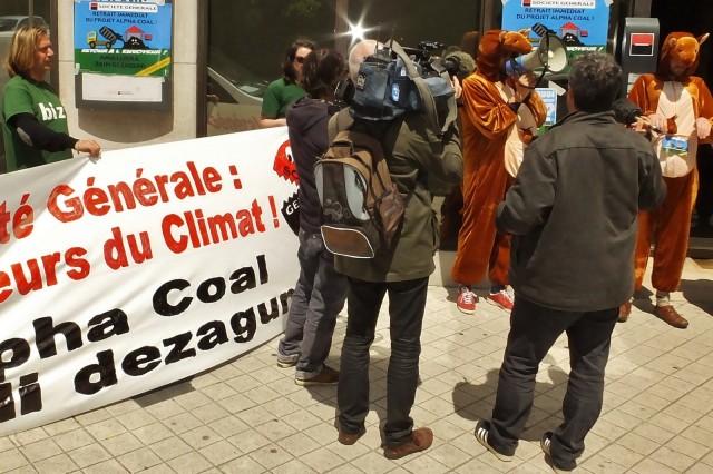 Les kangourous improvisent une conf+®rence de presse devant la banque