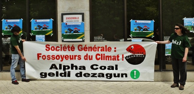 Soci+®t+® G+®n+®rale Fossoyeur du climat peut-on lire sur une banderole