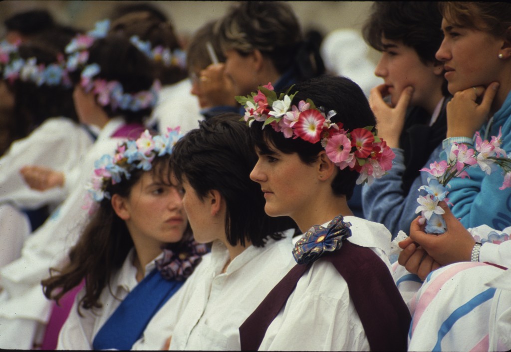 Hier, les Reines de Mai (danses traditionnelles liées au renouveau de la nature) = symbole des vierges pures prêtes à enfanter 