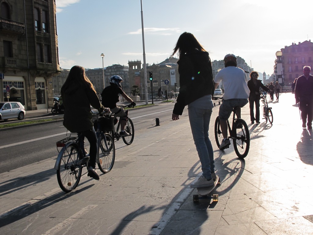 Aujourd'hui,  les alertes et décomplexées filles (ici à Donosti) = symbole d'une relative émancipation dans une société encore bien coincée.