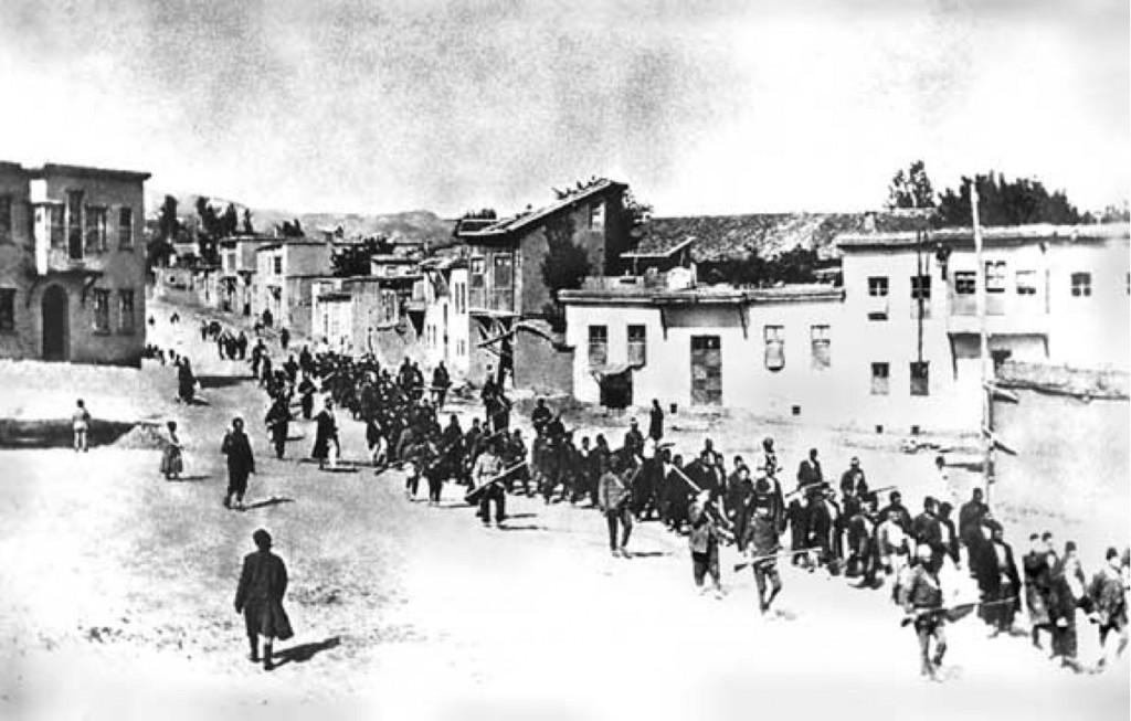 Kharpout, mai-juin 1915. Notables arméniens emmenés vers la prison de de Mezré.