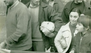 Grève de la faim de 1971 (?) devant la cathédrale de Bayonne. De gauche à droite: Txillardegi, Mikel Lujua, Marc Légasse (barbu), au premier plan son fils Perico Légasse. Source : http://abertzale.over-blog.com