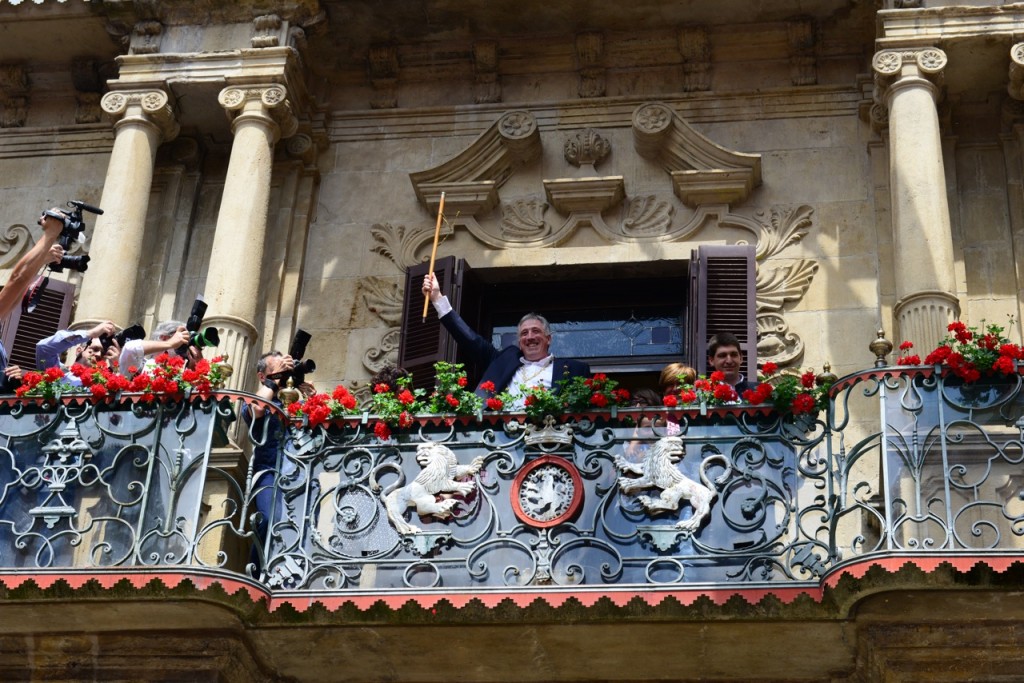 Joseba Asiron lors de son investiture à la mairie d’Iruña. Photo Kepa Etchandy