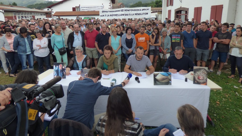 Le comité de soutien d’Ortzaize a organisé une conférence de presse géante (plusieurs centaines des personnes sur la place du village) le samedi 11 juillet à 11h00 à Ossès. L’entourage des personnes arrêtées durant la semaine y a donné les dernières nouvelles, sa lecture des évènements et a fait part des mobilisations à venir. (Argazkia: PS)