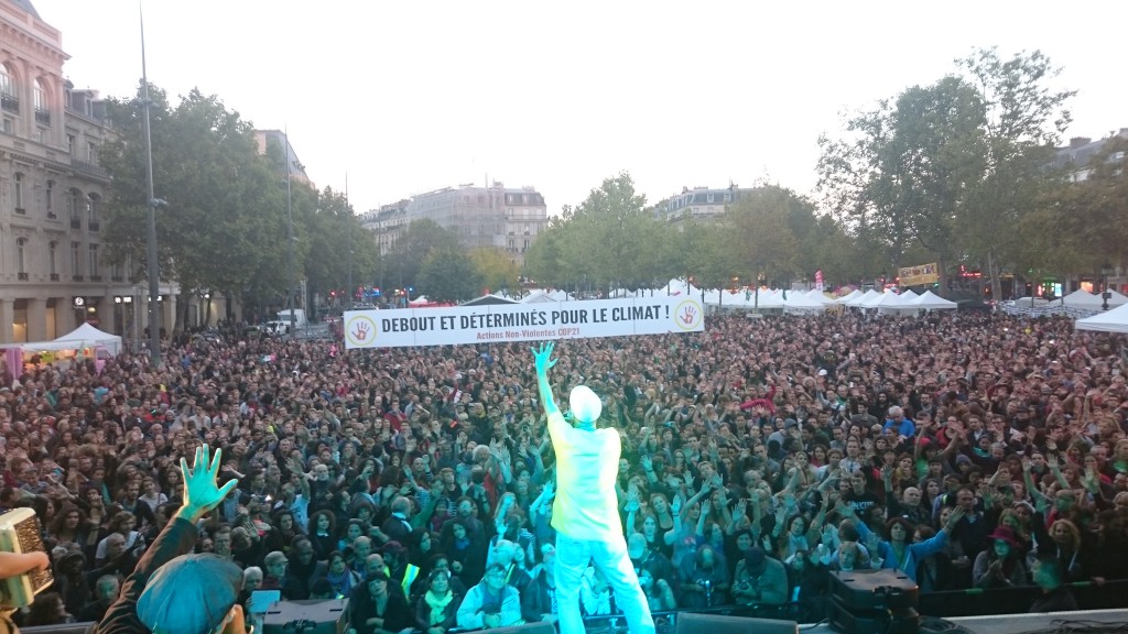 Samedi 26 septembre, plus de 20.000 personnes ont accueilli l’arrivée du Tour Alternatiba, place de la République à Paris, déployant des banderoles appelant aux actions.