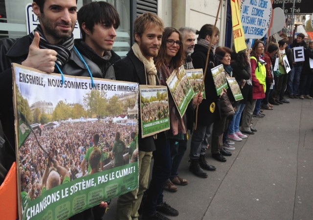 Dès le 29 novembre, une première alternative a été trouvée : la “Chaîne humaine”, qui a rassemblé 10.000 personnes à Paris, et des milliers d'autres dans d'autres villes.