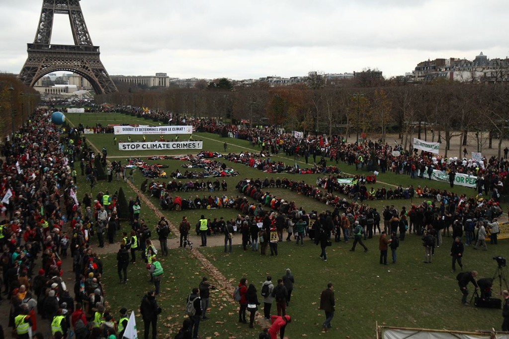 12 décembre 2015, rassemblement massif, pacifique et déterminé au Champ de Mars à Paris : +3°C, état d’urgence climatique. Arrivée des Chaînes Humaines