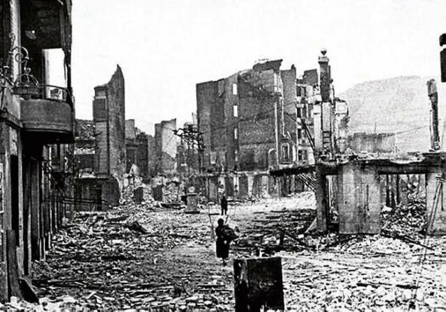 Gernika après le bombardement, il y a 79 ans.