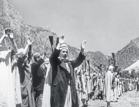 Sétif, 1945. Les arrestations des Algériens soupçonnés d'être impliqués dans l'insurrection s’accompagnent de véritables razzias. 