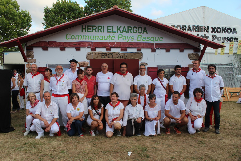 600 personnes donnent le top départ à la campagne "#EPCI Pays Basque Ensemble, eraiki dezagun!" de Batera au meeting Bayonnais de ce 27 juillet à l'occasion de l'Ouverture des Fêtes de Bayonne. Pendant 5 jours venez vous prendre en photo devant la Communauté Pays Basque.