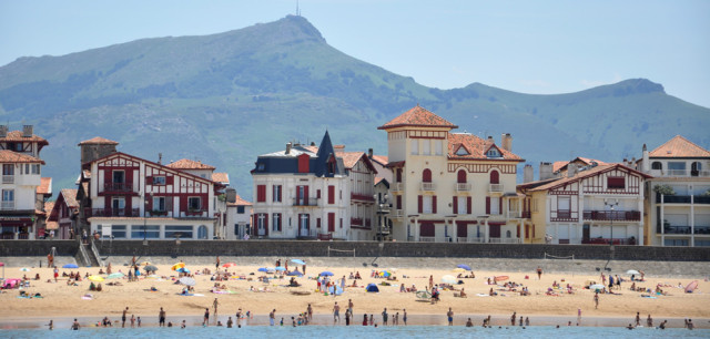 La plage de Saint-Jean-de-Luz, icône touristique d’Iparralde.