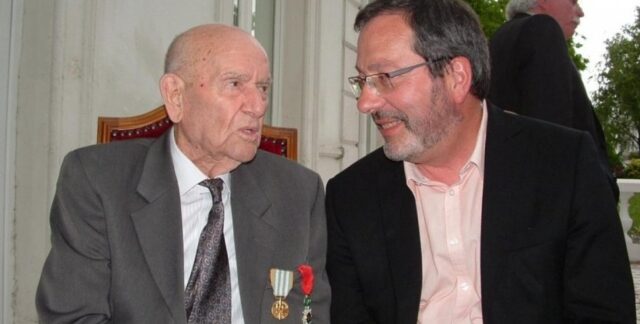 Jean-Yves Lalanne, maire de Billère, remet la Légion d’honneur à Virgilio Peña.