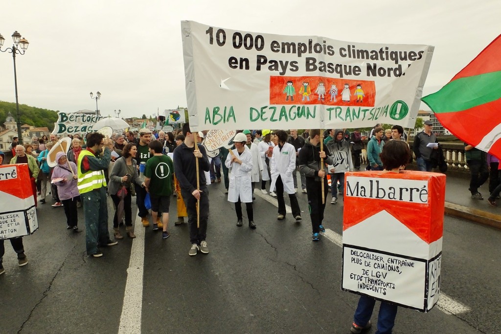 Manif pour less emplois climatiques +á Bayonne