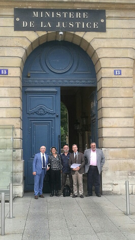La délégation de Bakegileak : Jean René Etchegaray, Anaiz Funozas, Mixel Berhocoirigoin, Vincent Bru, Michel Tubiana, le 10 juillet à Paris.