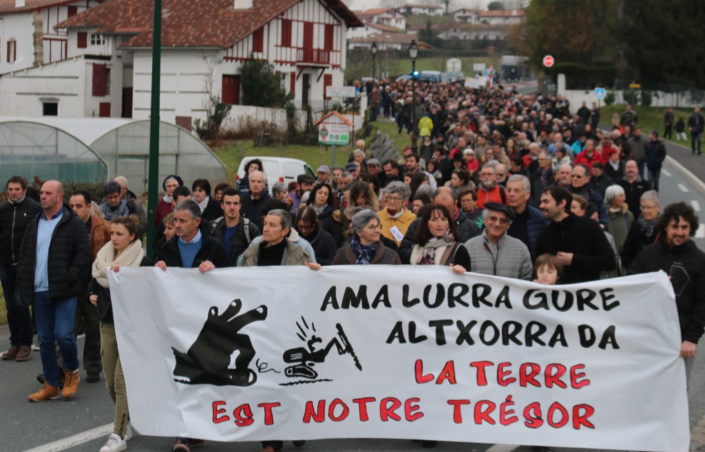 1000 manifestants anti-mines à Espelette (11/02/2017).