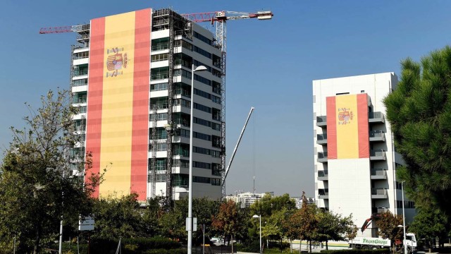 Pour la fête de la guardia civil du 12 octobre, le plus grand drapeau d'Espagne jamais réalisé, flotte sur un immeuble de Madrid (Valdebebas). Il mesure 731 m2, soit 17 m X 42 m.
