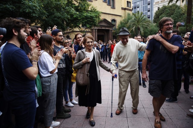 Au centre de Barcelone, Antoni Flotats, 90 ans, s'approche à petits pas du bureau de vote. Il n'y a pas d'âge pour voter.