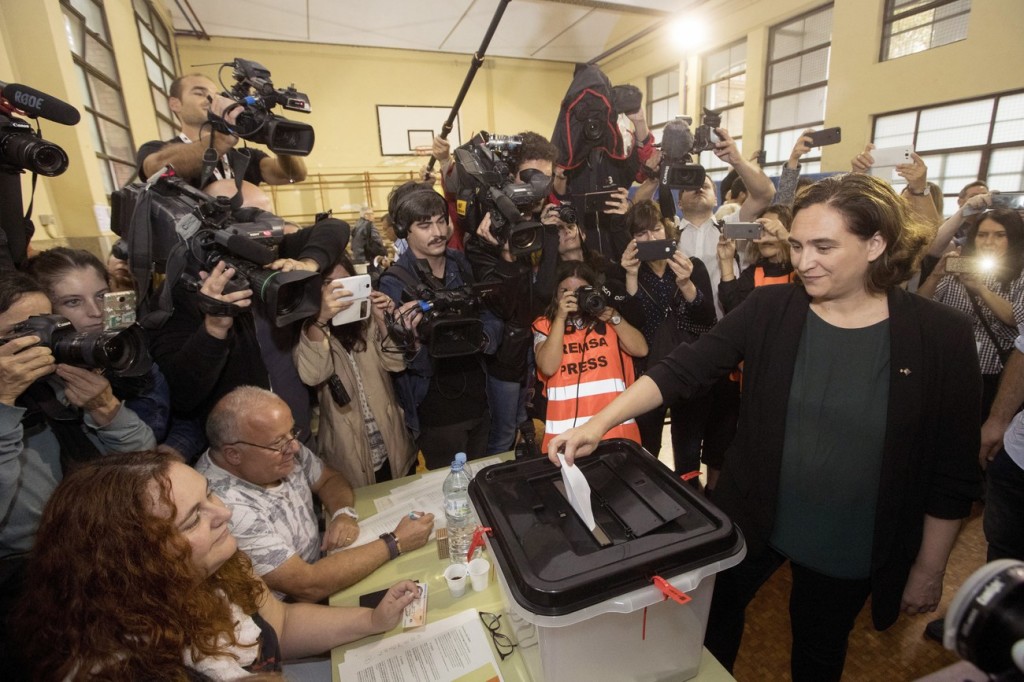 Ada Colau, maire Podemos (En Comú) de Barcelone a largement contribué au bon déroulement du scrutin dans la capitale, après un accord politique passé avec Carles Puigdemont. Elle dépose ostensiblement un bulletin dans l’urne, un bulletin blanc.