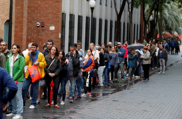 Longues colonnes d’attentes devant les bureaux de vote. Les entraves de la Guardia Civil pour se connecter avec les listes électorales disponibles sur le net retardent les opérations de vote.  Jusqu’à cinq heures d’attente, comme à Vic. Face aux agressions de la Guardia Civil, le président et les membres du gouvernement lancent des appels au calme et à la sérénité : seule la «force tranquille» de tout un peuple doit répondre à la violence des forces de «l’ordre».