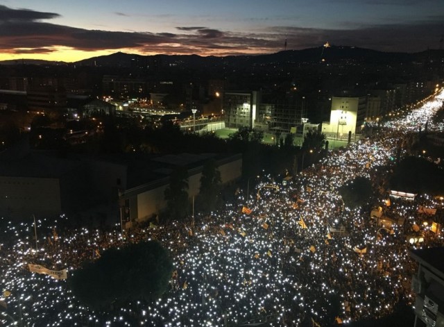 Capitalde de la Catalogne, Barcelone, le 11 novembre  2017  lors d'une nouvelle manifestation ayant accueilli des centaines de milliers de personnes (750.000, selon la Garde Urbaine) pour la libération de Jordi Sànchez, Jordi Cuixart, et des 8 membres du Govern emprisonnés. Message on ne peut plus clair : «Us volem a casa!».