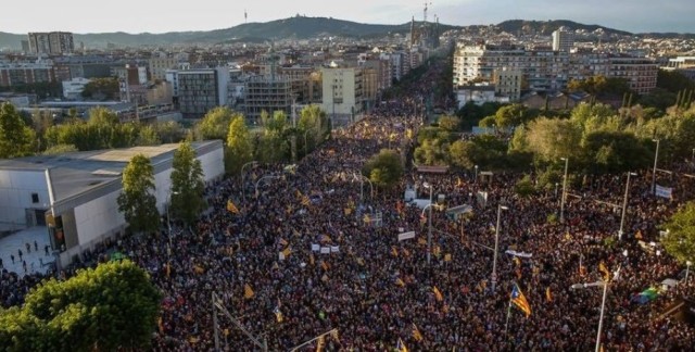 Capitalde de la Catalogne, Barcelone, le 11 novembre  2017  lors d'une nouvelle manifestation ayant accueilli des centaines de milliers de personnes (750.000, selon la Garde Urbaine) pour la libération de Jordi Sànchez, Jordi Cuixart, et des 8 membres du Govern emprisonnés. Message on ne peut plus clair : «Us volem a casa!».